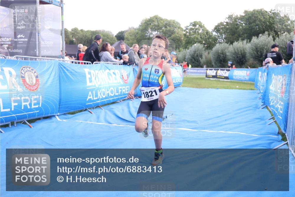 25.08.2024 - Elbe Triathlon Hamburg H.Heesch http://msf.ph/oto/6883413 25.08.2024 12:59:35 Ziel 1821, 1833, 1848 meine-sportfotos.de