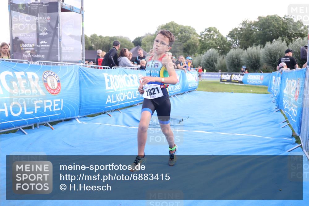 25.08.2024 - Elbe Triathlon Hamburg H.Heesch http://msf.ph/oto/6883415 25.08.2024 12:59:35 Ziel 1821, 1833, 1848 meine-sportfotos.de