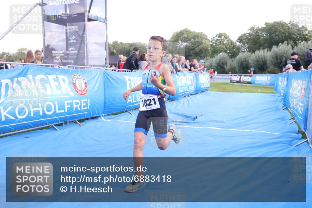 25.08.2024 - Elbe Triathlon Hamburg H.Heesch http://msf.ph/oto/6883418 25.08.2024 12:59:35 Ziel 1821, 1833, 1848 meine-sportfotos.de