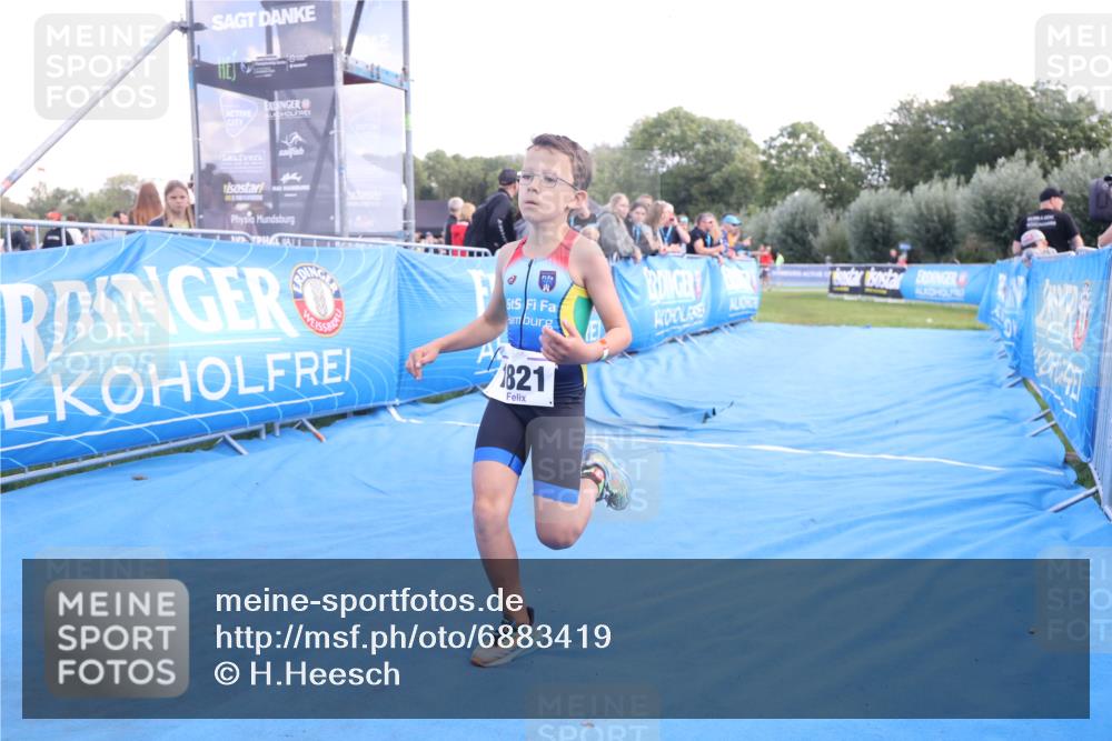 25.08.2024 - Elbe Triathlon Hamburg H.Heesch http://msf.ph/oto/6883419 25.08.2024 12:59:35 Ziel 1821, 1833, 1848 meine-sportfotos.de