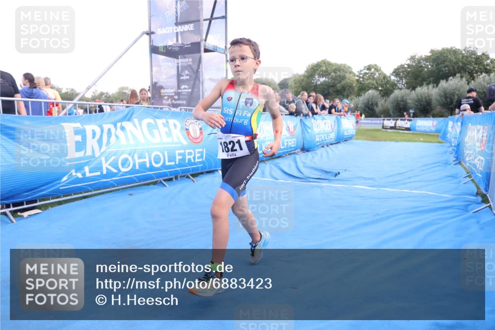 25.08.2024 - Elbe Triathlon Hamburg H.Heesch http://msf.ph/oto/6883423 25.08.2024 12:59:35 Ziel 1821, 1833, 1848 meine-sportfotos.de