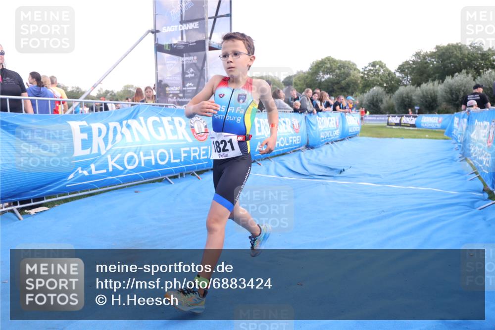 25.08.2024 - Elbe Triathlon Hamburg H.Heesch http://msf.ph/oto/6883424 25.08.2024 12:59:35 Ziel 1821, 1833, 1848 meine-sportfotos.de