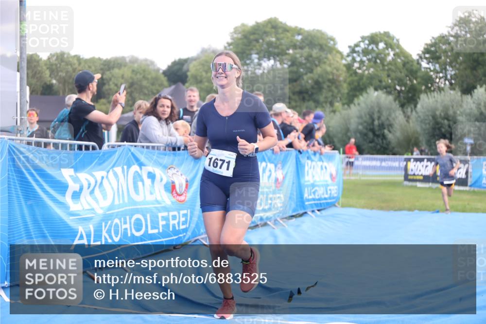25.08.2024 - Elbe Triathlon Hamburg H.Heesch http://msf.ph/oto/6883525 25.08.2024 13:00:51 Ziel 1820, 1822 meine-sportfotos.de