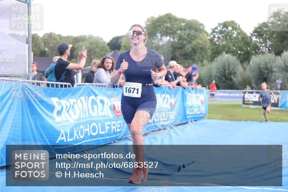 25.08.2024 - Elbe Triathlon Hamburg H.Heesch http://msf.ph/oto/6883527 25.08.2024 13:00:52 Ziel 1820, 1822 meine-sportfotos.de