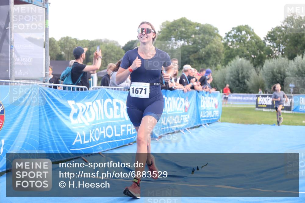25.08.2024 - Elbe Triathlon Hamburg H.Heesch http://msf.ph/oto/6883529 25.08.2024 13:00:52 Ziel 1820, 1822 meine-sportfotos.de