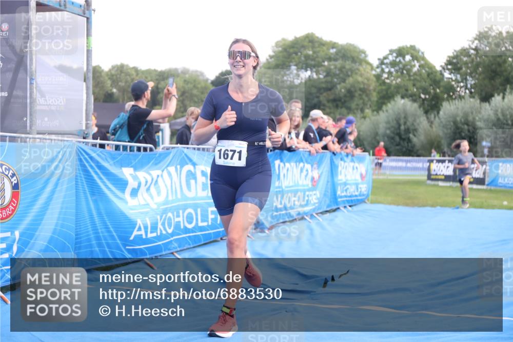 25.08.2024 - Elbe Triathlon Hamburg H.Heesch http://msf.ph/oto/6883530 25.08.2024 13:00:52 Ziel 1820, 1822 meine-sportfotos.de