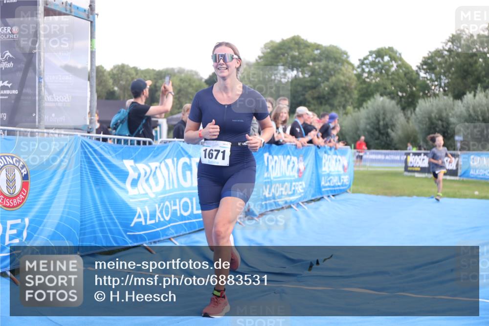 25.08.2024 - Elbe Triathlon Hamburg H.Heesch http://msf.ph/oto/6883531 25.08.2024 13:00:52 Ziel 1820, 1822 meine-sportfotos.de