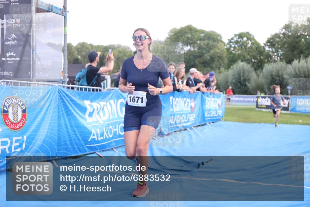 25.08.2024 - Elbe Triathlon Hamburg H.Heesch http://msf.ph/oto/6883532 25.08.2024 13:00:52 Ziel 1820, 1822 meine-sportfotos.de