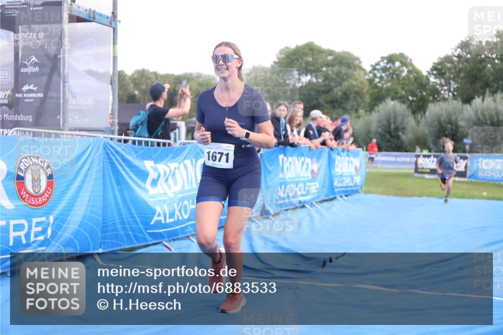 25.08.2024 - Elbe Triathlon Hamburg H.Heesch http://msf.ph/oto/6883533 25.08.2024 13:00:52 Ziel 1820, 1822 meine-sportfotos.de