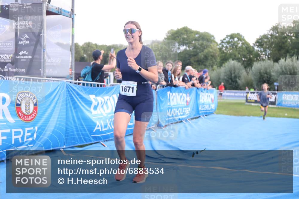 25.08.2024 - Elbe Triathlon Hamburg H.Heesch http://msf.ph/oto/6883534 25.08.2024 13:00:52 Ziel 1820, 1822 meine-sportfotos.de
