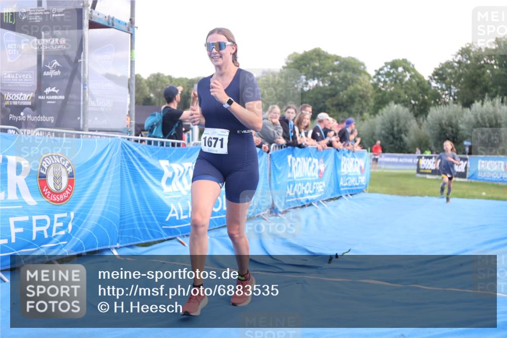 25.08.2024 - Elbe Triathlon Hamburg H.Heesch http://msf.ph/oto/6883535 25.08.2024 13:00:52 Ziel 1820, 1822 meine-sportfotos.de