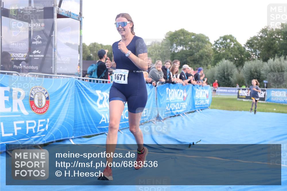 25.08.2024 - Elbe Triathlon Hamburg H.Heesch http://msf.ph/oto/6883536 25.08.2024 13:00:52 Ziel 1820, 1822 meine-sportfotos.de