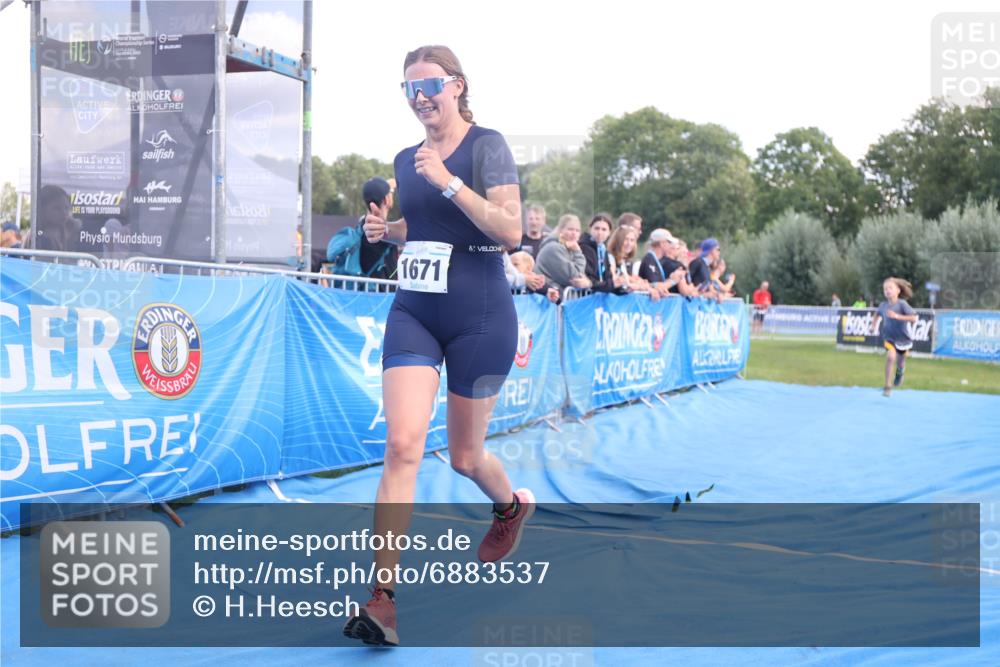 25.08.2024 - Elbe Triathlon Hamburg H.Heesch http://msf.ph/oto/6883537 25.08.2024 13:00:52 Ziel 1820, 1822 meine-sportfotos.de