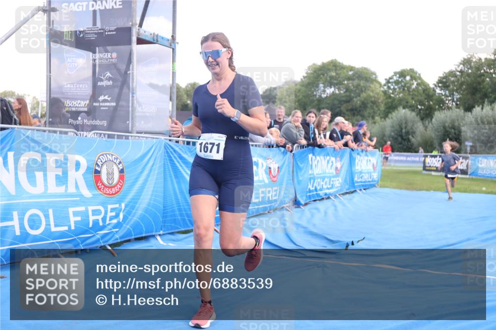 25.08.2024 - Elbe Triathlon Hamburg H.Heesch http://msf.ph/oto/6883539 25.08.2024 13:00:52 Ziel 1820, 1822 meine-sportfotos.de