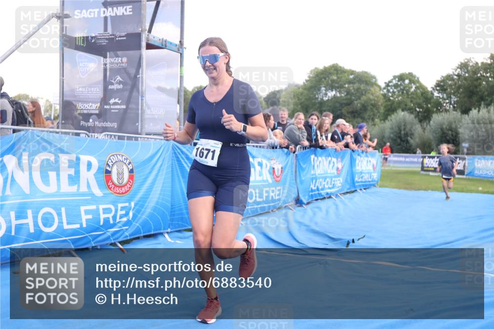 25.08.2024 - Elbe Triathlon Hamburg H.Heesch http://msf.ph/oto/6883540 25.08.2024 13:00:52 Ziel 1820, 1822 meine-sportfotos.de