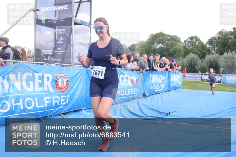 25.08.2024 - Elbe Triathlon Hamburg H.Heesch http://msf.ph/oto/6883541 25.08.2024 13:00:52 Ziel 1820, 1822 meine-sportfotos.de