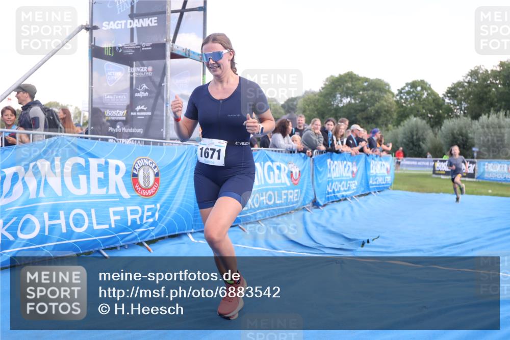 25.08.2024 - Elbe Triathlon Hamburg H.Heesch http://msf.ph/oto/6883542 25.08.2024 13:00:52 Ziel 1820, 1822 meine-sportfotos.de