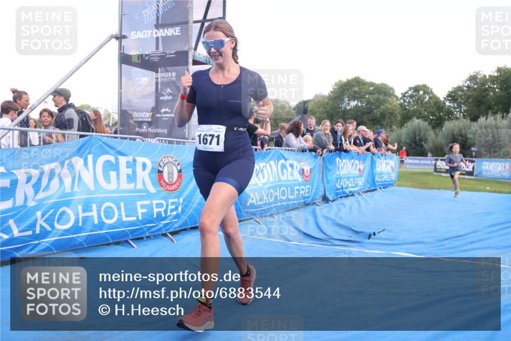 25.08.2024 - Elbe Triathlon Hamburg H.Heesch http://msf.ph/oto/6883544 25.08.2024 13:00:52 Ziel 1820, 1822 meine-sportfotos.de