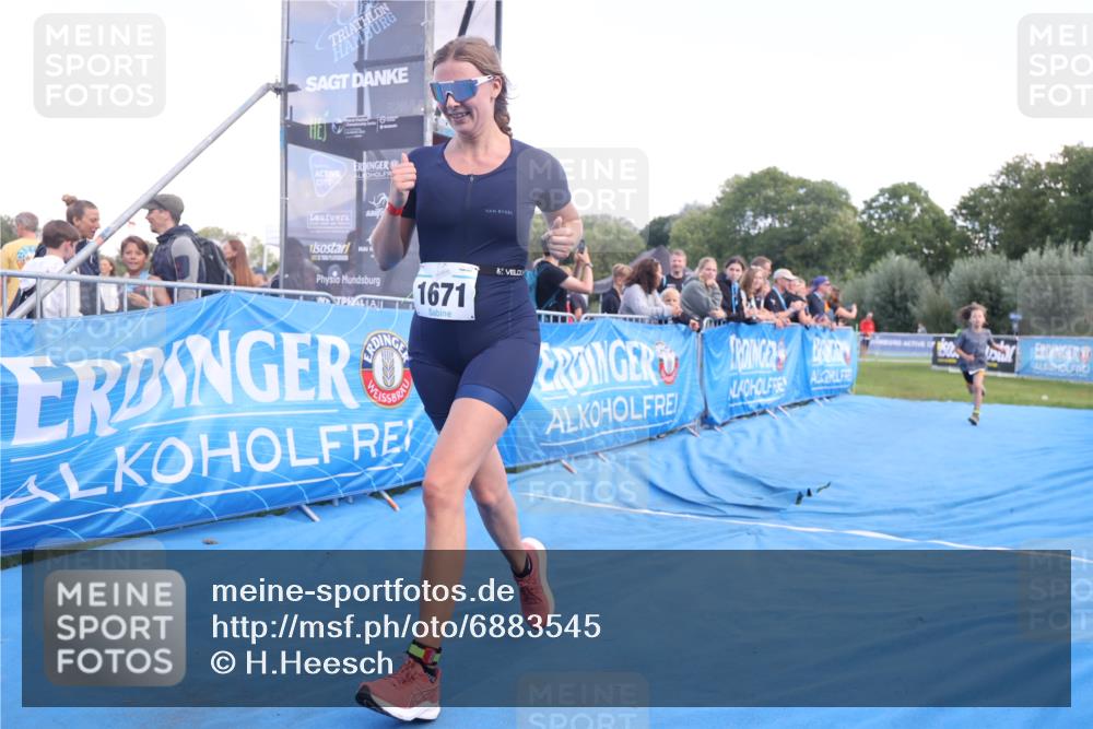 25.08.2024 - Elbe Triathlon Hamburg H.Heesch http://msf.ph/oto/6883545 25.08.2024 13:00:52 Ziel 1820, 1822 meine-sportfotos.de