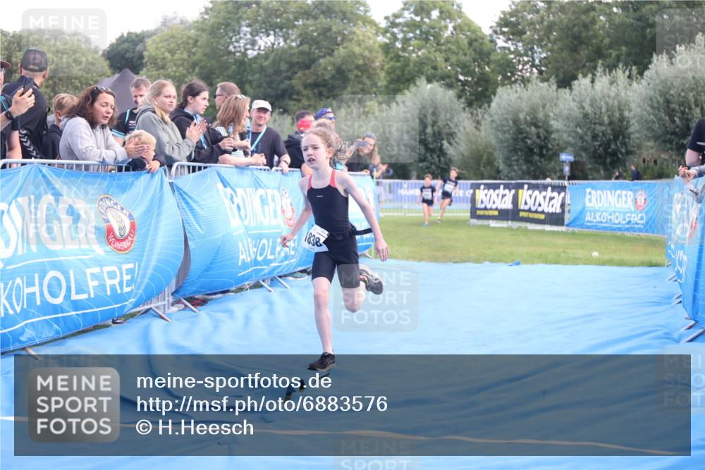25.08.2024 - Elbe Triathlon Hamburg H.Heesch http://msf.ph/oto/6883576 25.08.2024 13:01:09 Ziel 1799, 1827, 1838 meine-sportfotos.de