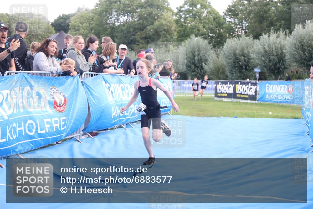 25.08.2024 - Elbe Triathlon Hamburg H.Heesch http://msf.ph/oto/6883577 25.08.2024 13:01:09 Ziel 1799, 1827, 1838 meine-sportfotos.de