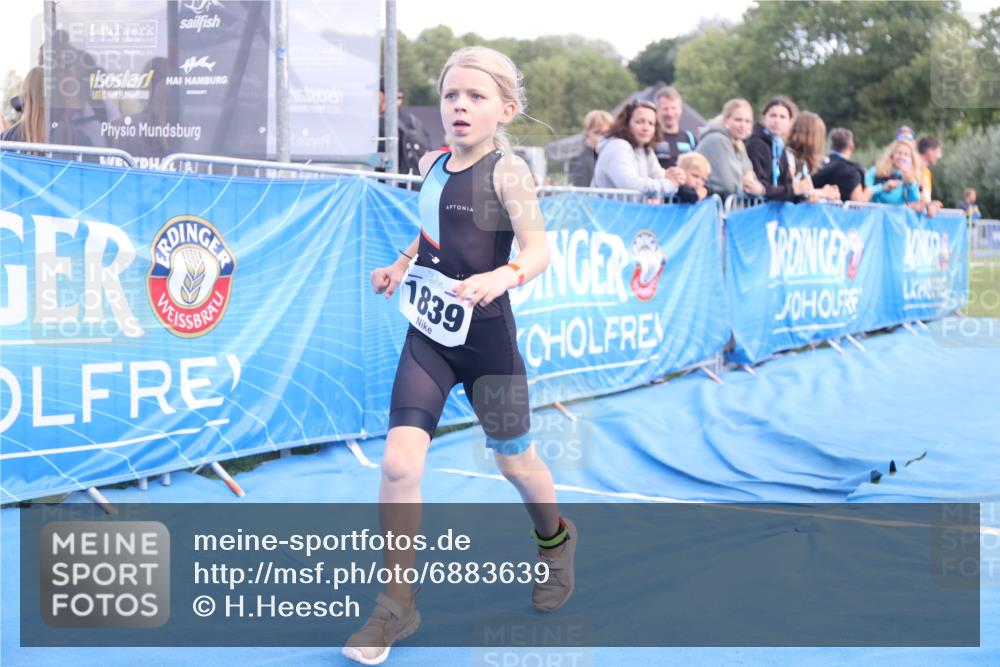 25.08.2024 - Elbe Triathlon Hamburg H.Heesch http://msf.ph/oto/6883639 25.08.2024 13:01:18 Ziel 1799, 1827, 1839 meine-sportfotos.de