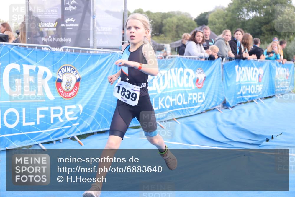 25.08.2024 - Elbe Triathlon Hamburg H.Heesch http://msf.ph/oto/6883640 25.08.2024 13:01:18 Ziel 1799, 1827, 1839 meine-sportfotos.de