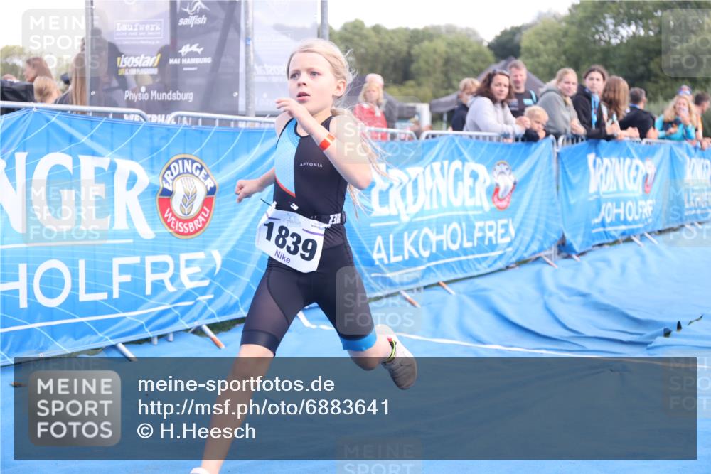 25.08.2024 - Elbe Triathlon Hamburg H.Heesch http://msf.ph/oto/6883641 25.08.2024 13:01:18 Ziel 1799, 1827, 1839 meine-sportfotos.de
