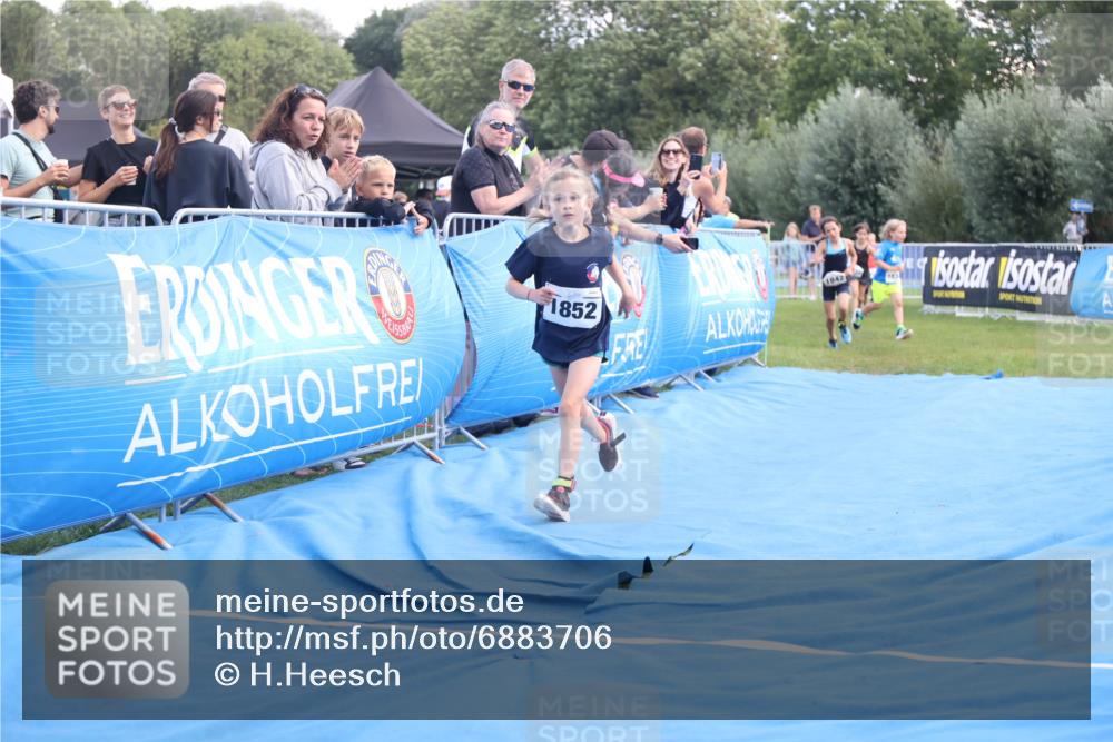 25.08.2024 - Elbe Triathlon Hamburg H.Heesch http://msf.ph/oto/6883706 25.08.2024 13:03:03 Ziel 1832, 1842, 1852 meine-sportfotos.de