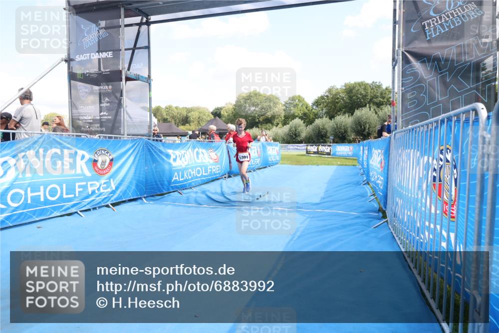 25.08.2024 - Elbe Triathlon Hamburg H.Heesch http://msf.ph/oto/6883992 25.08.2024 13:08:12 Ziel 1801 meine-sportfotos.de