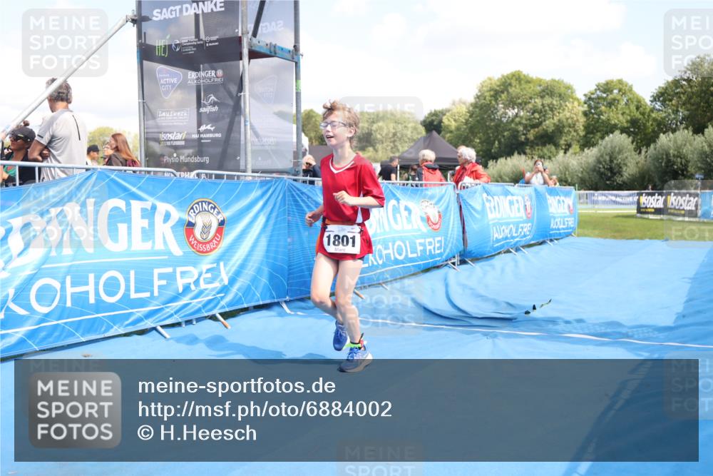 25.08.2024 - Elbe Triathlon Hamburg H.Heesch http://msf.ph/oto/6884002 25.08.2024 13:08:13 Ziel 1801 meine-sportfotos.de