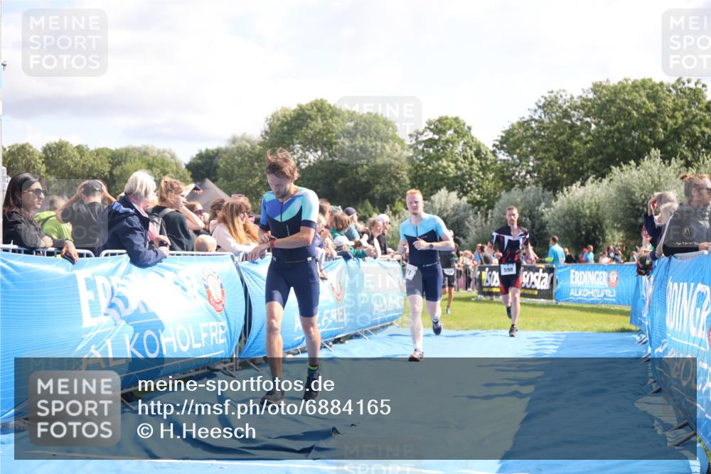 25.08.2024 - Elbe Triathlon Hamburg H.Heesch http://msf.ph/oto/6884165 25.08.2024 11:21:08 Ziel 381, 571, 598, 614, 620, 710, 764 meine-sportfotos.de