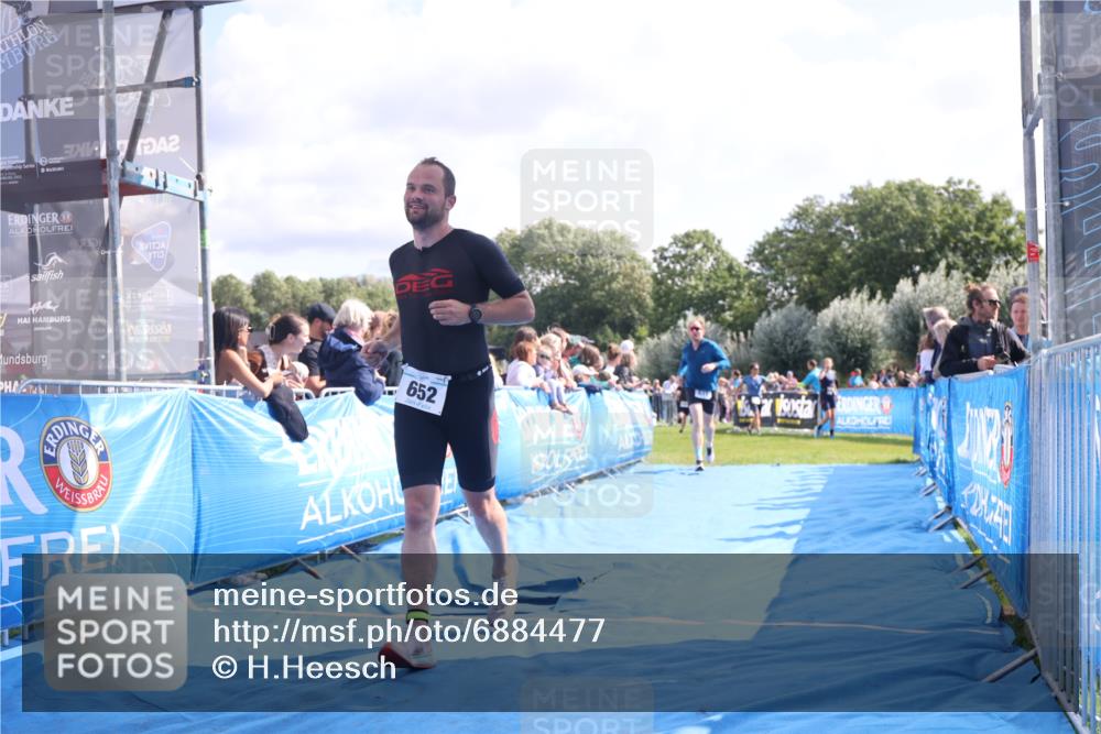 25.08.2024 - Elbe Triathlon Hamburg H.Heesch http://msf.ph/oto/6884477 25.08.2024 11:21:51 Ziel 631, 652, 1850 meine-sportfotos.de