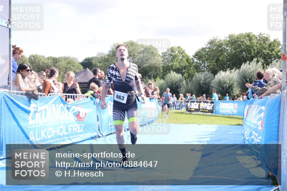 25.08.2024 - Elbe Triathlon Hamburg H.Heesch http://msf.ph/oto/6884647 25.08.2024 11:29:17 Ziel 663, 717 meine-sportfotos.de