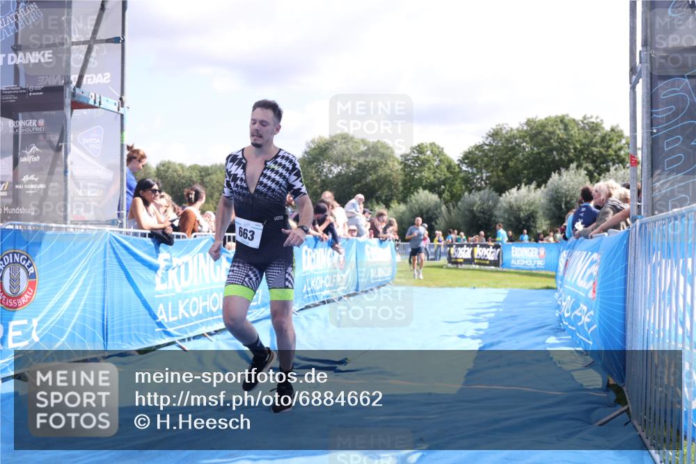 25.08.2024 - Elbe Triathlon Hamburg H.Heesch http://msf.ph/oto/6884662 25.08.2024 11:29:17 Ziel 663, 717 meine-sportfotos.de