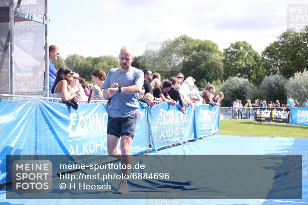 25.08.2024 - Elbe Triathlon Hamburg H.Heesch http://msf.ph/oto/6884696 25.08.2024 11:29:21 Ziel 663, 717 meine-sportfotos.de