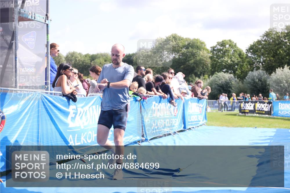 25.08.2024 - Elbe Triathlon Hamburg H.Heesch http://msf.ph/oto/6884699 25.08.2024 11:29:22 Ziel 663, 717 meine-sportfotos.de