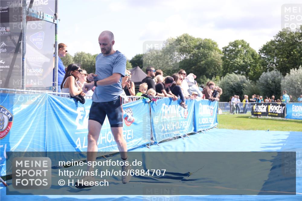 25.08.2024 - Elbe Triathlon Hamburg H.Heesch http://msf.ph/oto/6884707 25.08.2024 11:29:22 Ziel 663, 717 meine-sportfotos.de