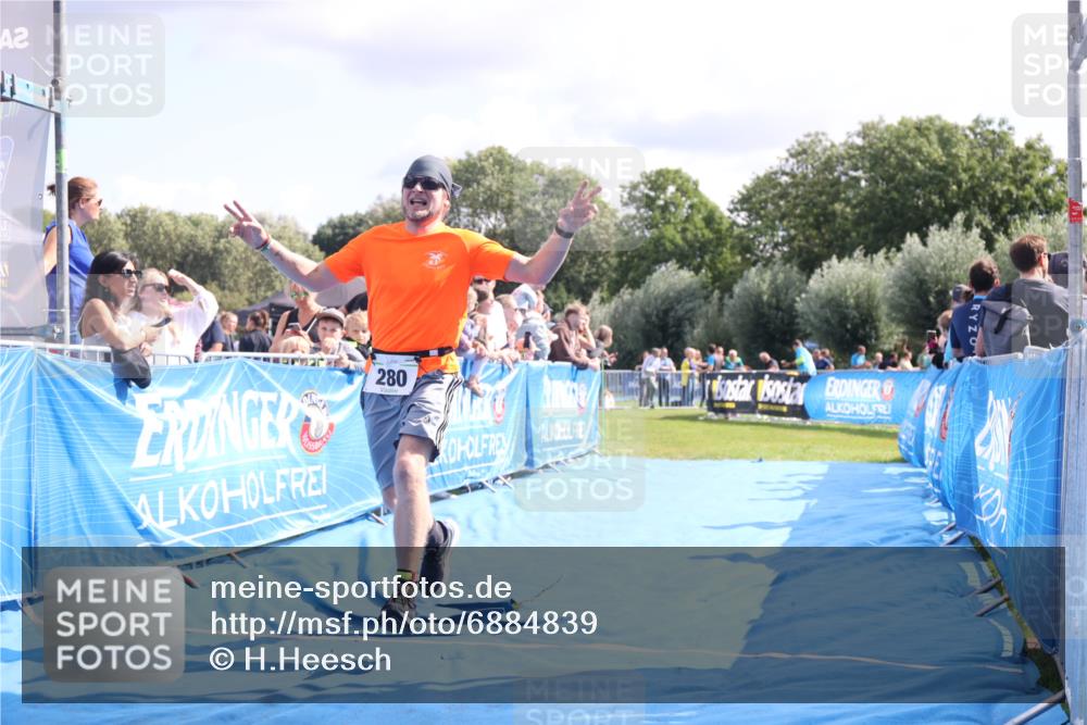25.08.2024 - Elbe Triathlon Hamburg H.Heesch http://msf.ph/oto/6884839 25.08.2024 11:30:07 Ziel 280 meine-sportfotos.de
