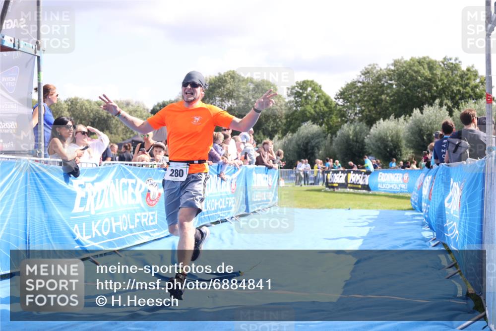 25.08.2024 - Elbe Triathlon Hamburg H.Heesch http://msf.ph/oto/6884841 25.08.2024 11:30:08 Ziel 280 meine-sportfotos.de