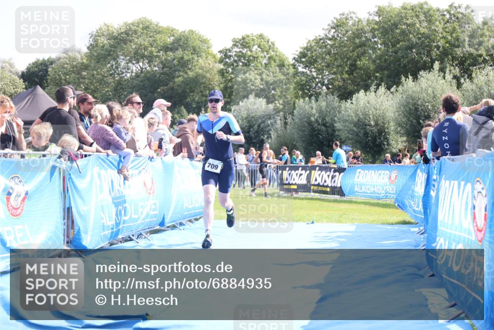 25.08.2024 - Elbe Triathlon Hamburg H.Heesch http://msf.ph/oto/6884935 25.08.2024 11:30:39 Ziel 709, 758 meine-sportfotos.de