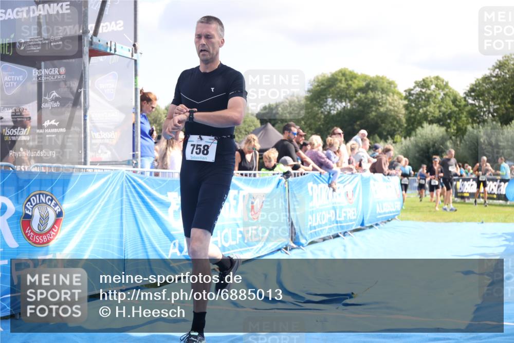 25.08.2024 - Elbe Triathlon Hamburg H.Heesch http://msf.ph/oto/6885013 25.08.2024 11:30:45 Ziel 709, 758, 796 meine-sportfotos.de