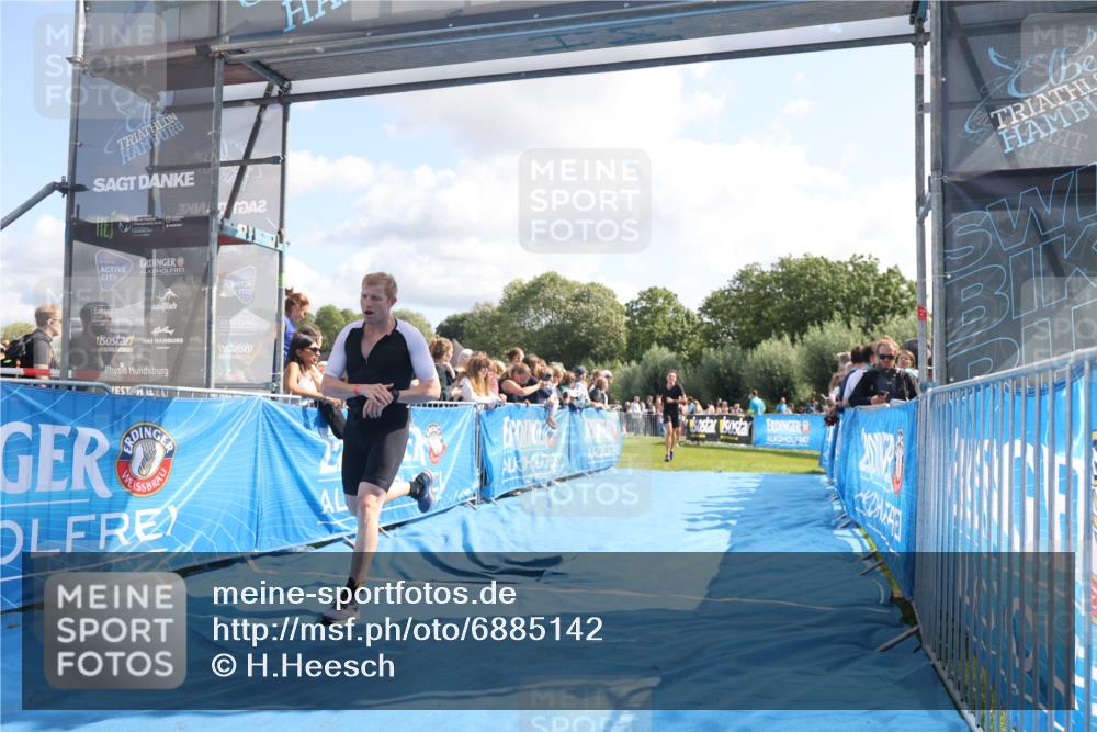 25.08.2024 - Elbe Triathlon Hamburg H.Heesch http://msf.ph/oto/6885142 25.08.2024 11:23:31 Ziel 576, 641 meine-sportfotos.de