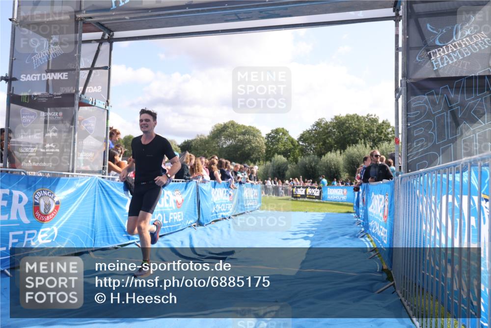 25.08.2024 - Elbe Triathlon Hamburg H.Heesch http://msf.ph/oto/6885175 25.08.2024 11:23:34 Ziel 576, 641 meine-sportfotos.de