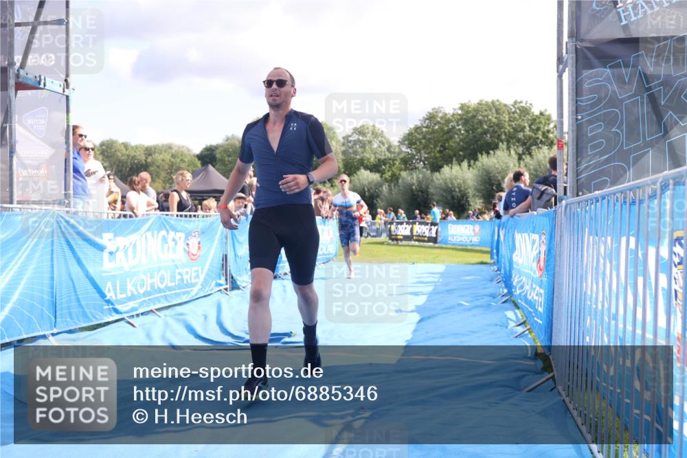 25.08.2024 - Elbe Triathlon Hamburg H.Heesch http://msf.ph/oto/6885346 25.08.2024 11:31:28 Ziel 356, 366, 587, 643, 736, 761 meine-sportfotos.de
