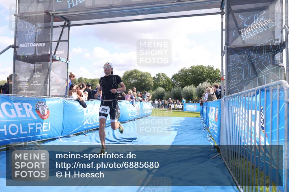 25.08.2024 - Elbe Triathlon Hamburg H.Heesch http://msf.ph/oto/6885680 25.08.2024 11:24:58 Ziel 681 meine-sportfotos.de