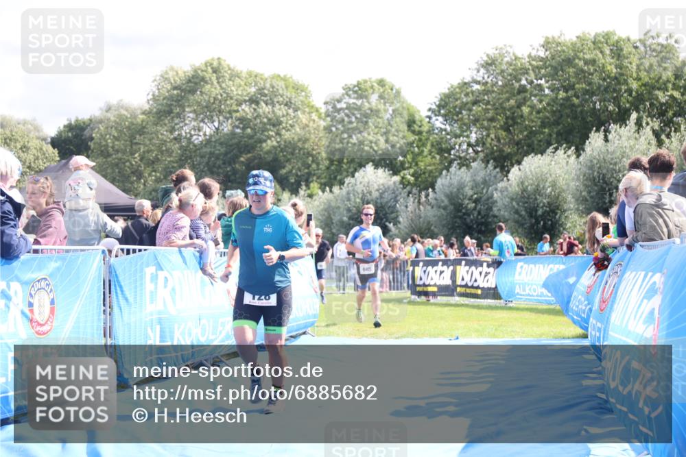 25.08.2024 - Elbe Triathlon Hamburg H.Heesch http://msf.ph/oto/6885682 25.08.2024 11:25:06 Ziel 128, 588, 685 meine-sportfotos.de