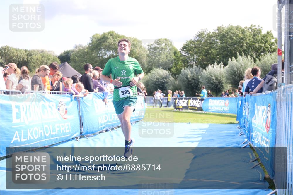 25.08.2024 - Elbe Triathlon Hamburg H.Heesch http://msf.ph/oto/6885714 25.08.2024 11:32:08 Ziel 585, 698, 733 meine-sportfotos.de