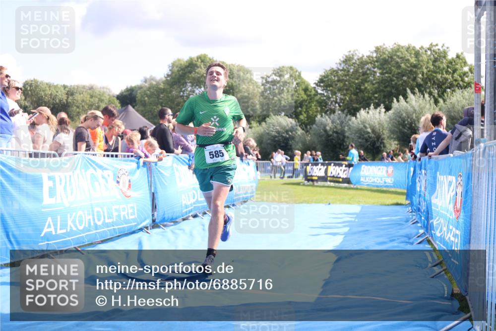 25.08.2024 - Elbe Triathlon Hamburg H.Heesch http://msf.ph/oto/6885716 25.08.2024 11:32:08 Ziel 585, 698, 733 meine-sportfotos.de