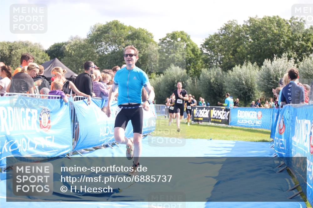 25.08.2024 - Elbe Triathlon Hamburg H.Heesch http://msf.ph/oto/6885737 25.08.2024 11:32:26 Ziel 374, 688 meine-sportfotos.de